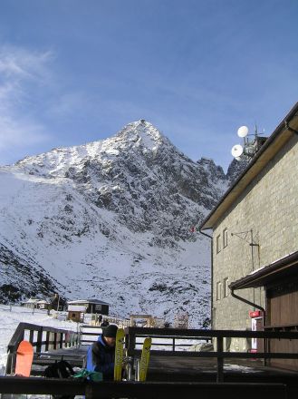 Skalnaté Pleso. Den svarta fläcken högst upp på berget är Lomnický Štít.